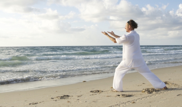 Qigong op strand