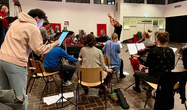 Dirigent Anthony Scheffer repeteert met het orkest.
