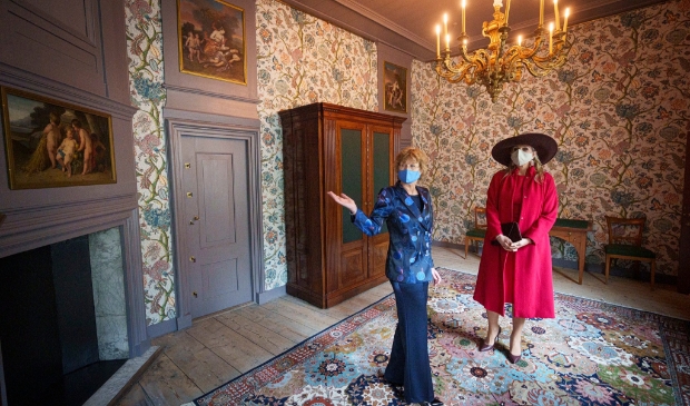 <p>De koningin werd rondgeleid door Teylers Museum-directeur Marjan Scharloo.</p>