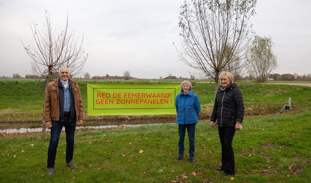 Peter Wichman, Jeannette Miedema en Marijke Jansen bij hun spandoek in het Eemdal. 