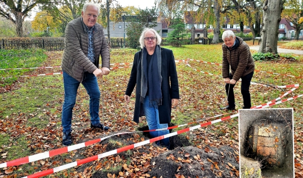 <p>Van links naar rechts de vrijwilligers Aart Aalbers, Henk Roor (die op het blootgelegde fundament is gaan staan) en Jan Spies. Inzet: het fundament.</p>