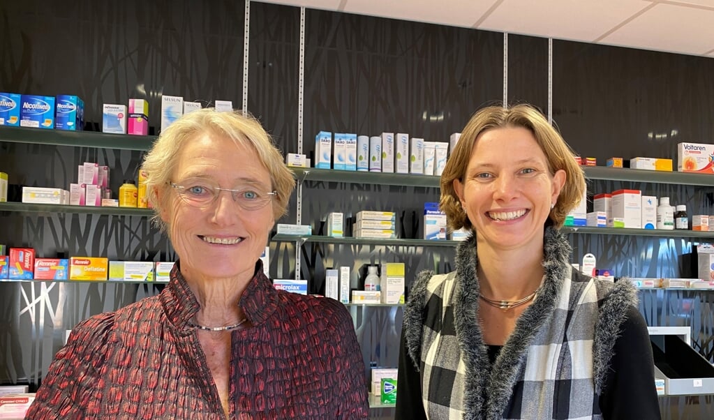 Marga en Marije van Weelden in de apotheek van Gezondheids-Centrum de Linde.
