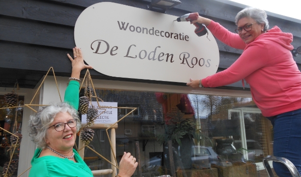 <p>Jacqueline de Heer en Alina Beelen gaan vlak voor de kerst het bord van De Loden Roos definitief verwijderen.</p>