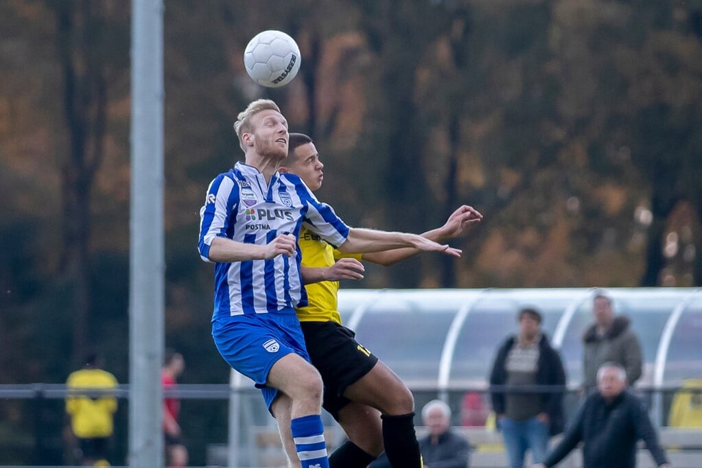 Max Veenendaal verliest kopduel van Unicum verdediger.