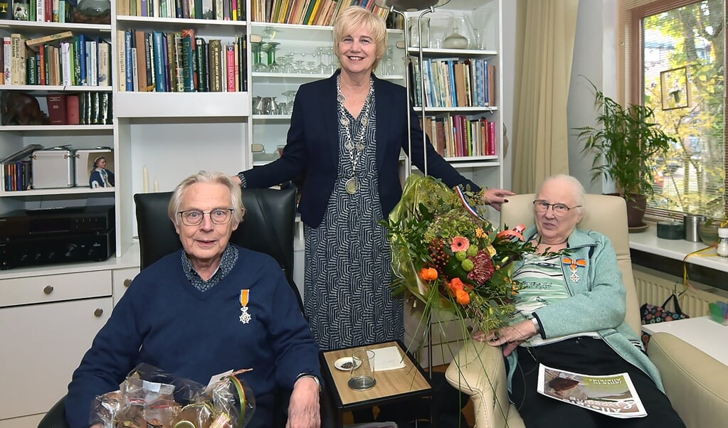 Henk van Lonkhuijsen en Anneke van Lonkhuijsen-Boes ontvingen een koninklijke onderscheiding uit handen van burgemeester Agnes Schaap.