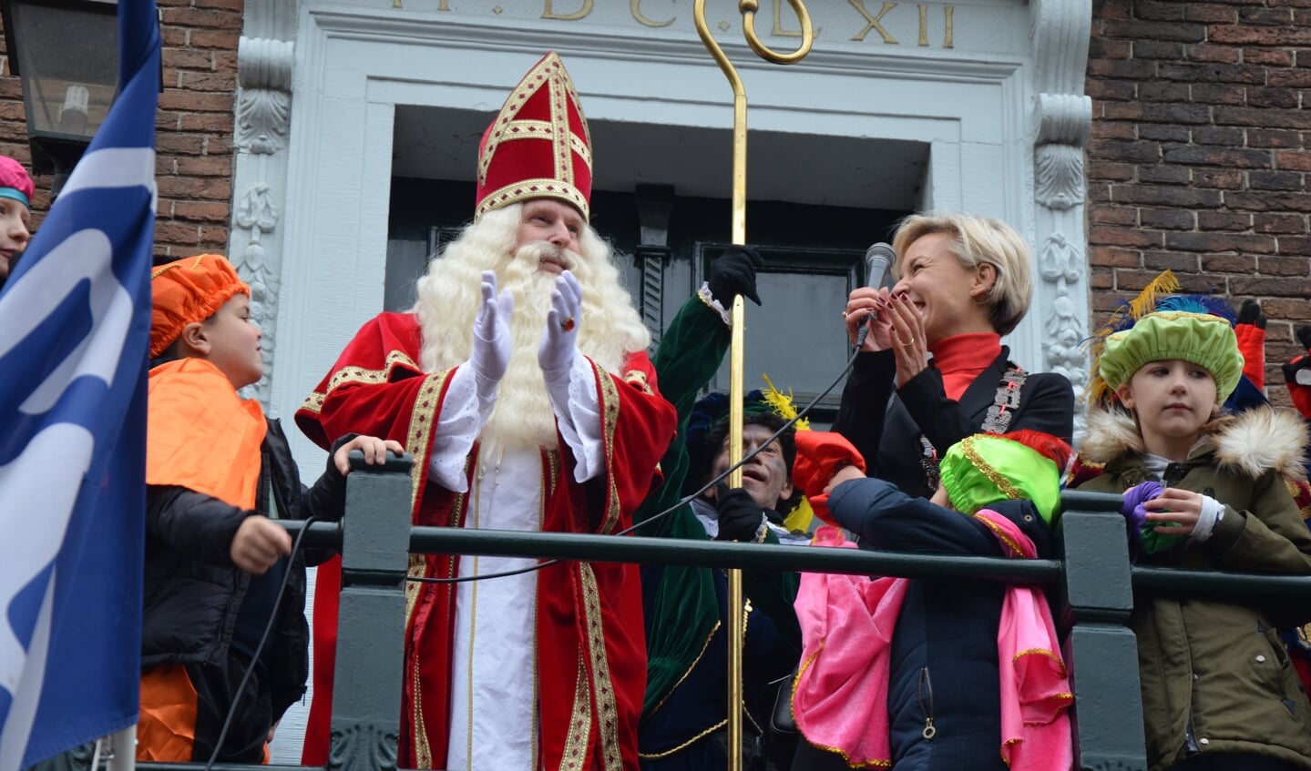 Burgemeester Iris Meerts ontvangt Sinterklaas bij het oude stadhuis