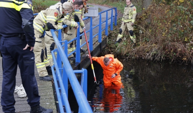 <p>De brandweer kon het kistje uit het koude water halen.</p>