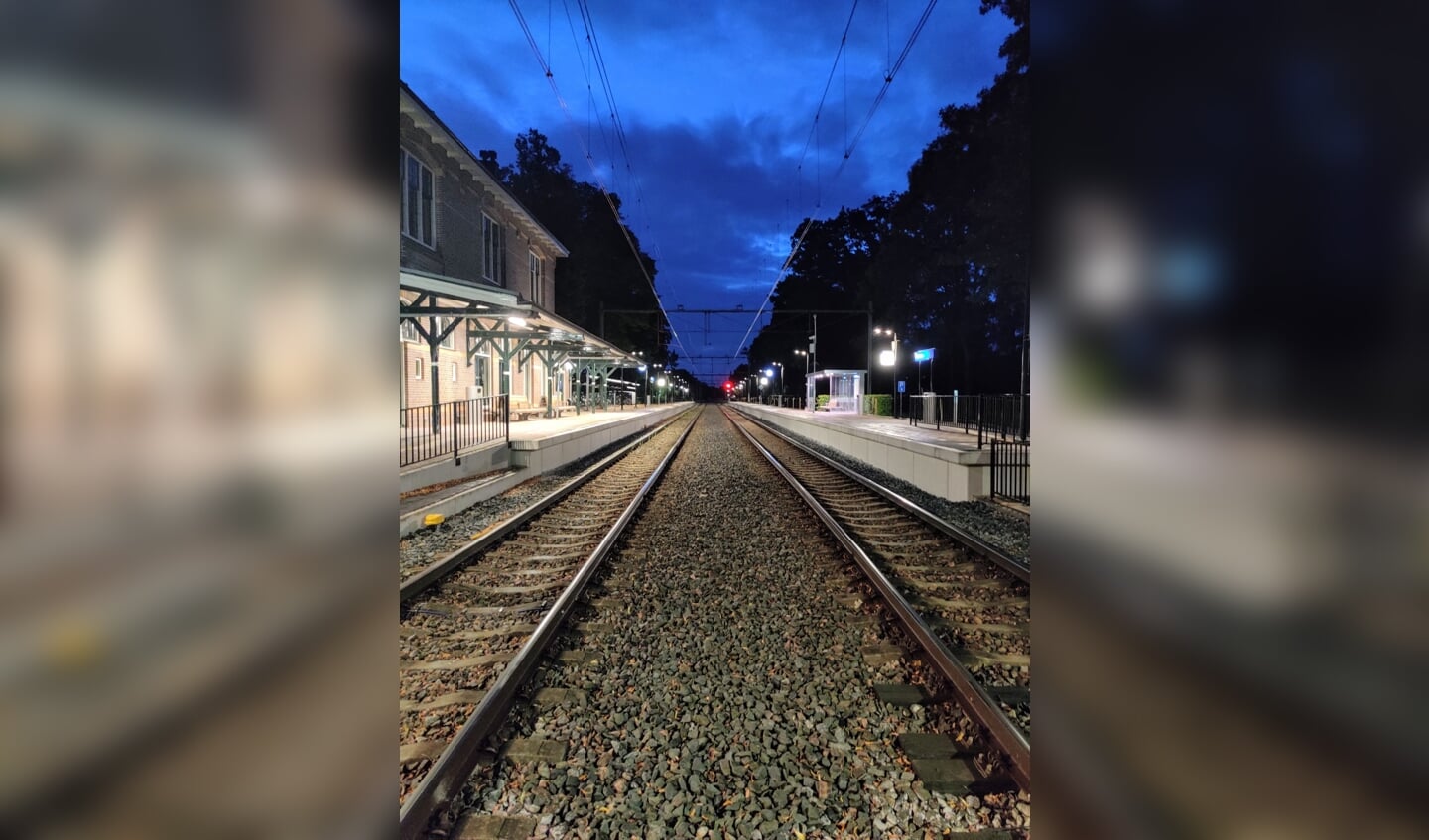 Het sein staat op rood. Station Lunteren heeft ook zomervakantie op deze late avond in augustus.
