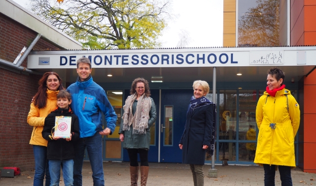 Vlnr: Vincent Vasconcelos Van Leusden en zijn ouders, juf Carin Schuring (juf Montessorischool), Esther van der Zee (Solidez), Henriëtte Tielens (gem. Wageningen)