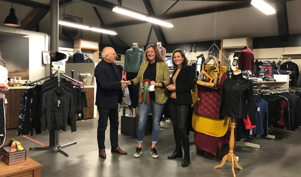 Voorzitter Adriaan Koppens, winnares Daniëlle van Engelenhoven, Liesbeth Bos -Van den Brandhof van Brandhof Ruitersport in Renswoude
