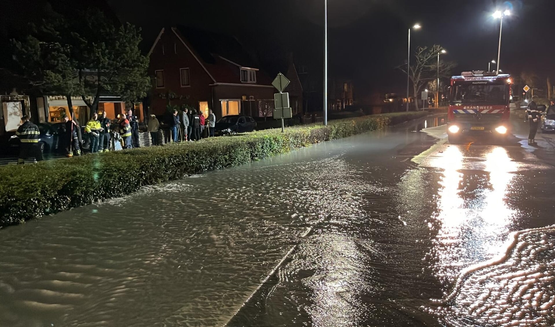 Wateroverlast op de Kruisweg. 