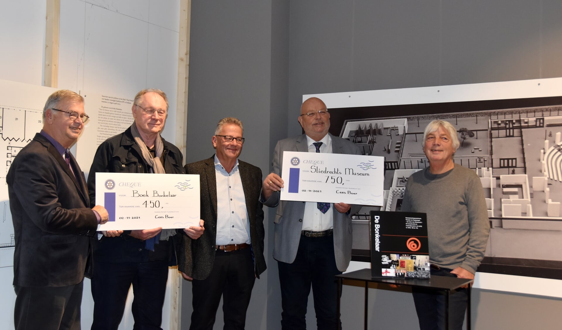 Cees Boer, in het midden overhandigt de cheques aan het museum en de samenstellers van het boek over de Bonkelaar