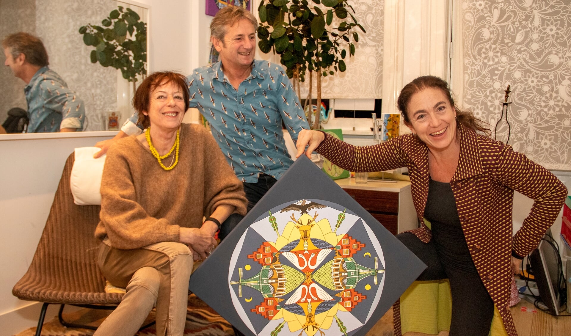 Initiatiefneemster Nicolette Schut (l) met kunstenaars Peter Koch en Mara Leiblum.