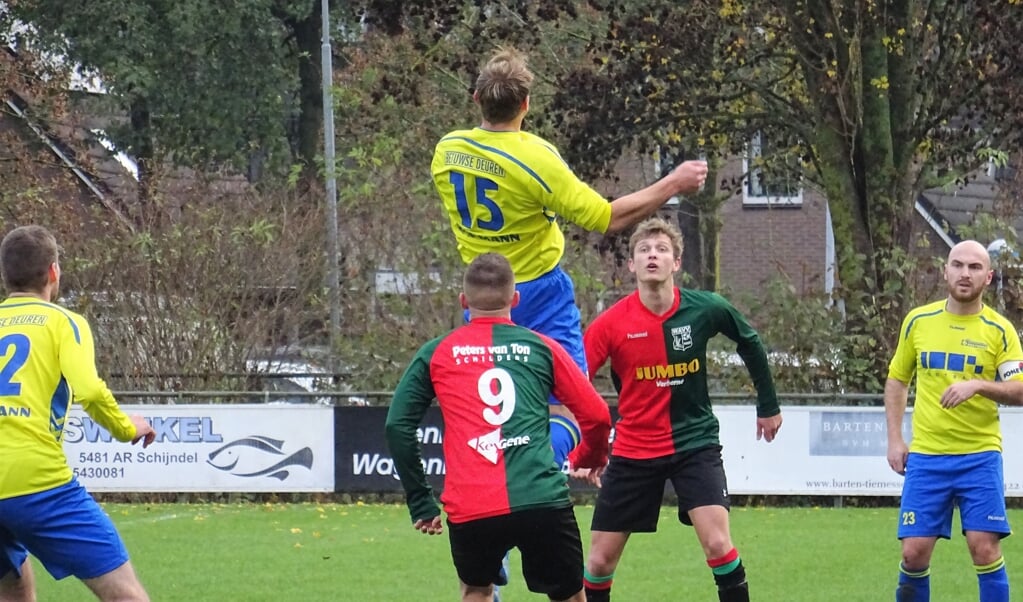 Spelmoment uit de wedstrijd WAVV-Kesteren. Het duel in de 4e Klasse B werd door de thuisclub met 3-0 gewonnen.