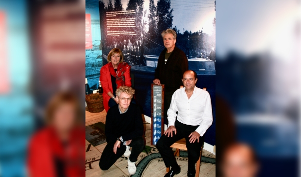 Vlnr: Mieke Blankers, Roderick Mirande, Ralph Zepeda? en Ad
van Fessem.