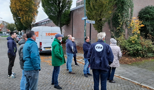 buurtbewoners en CDA-ers bekijken gevolgen van de nieuwbouwplannen