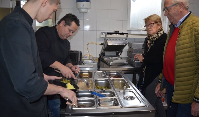In de keuken bij Catering De Witte wordt de maaltijd bereid. Rechts op de foto Pim van Maanen.