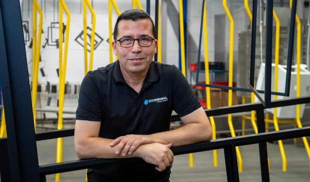 <p>Mustafa vluchtte in 2017 met zijn gezin uit Syrië, nu werkt hij bij Doornenbal.</p>