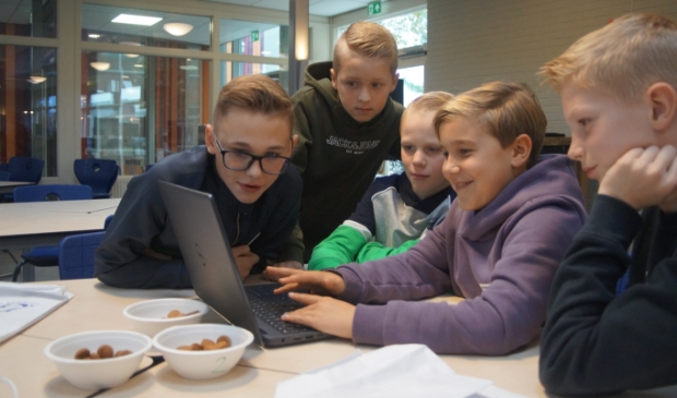 Samen producten onderzoeken op smaak en structuur.