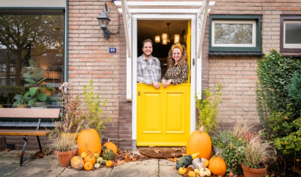 <p>David en Emmalieke Hakkert: ,,We werden verliefd op de potentie van dit huis." Rechts: Bijna alle meubels komen van de kringloop. Onder: David heeft de kasten zelf gemaakt.</p>