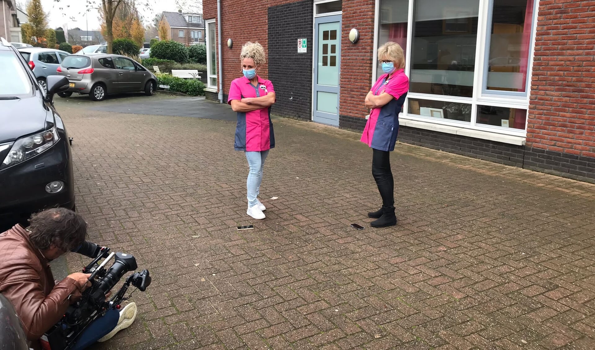 2 zorgmedewerkers van de Tabakshof in Elst poseren voor de campagne video