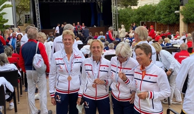 <p>De 4e plaats tijdens de Wereldkampioenschappen tennis Dames 65-plus: v.l.n.r. Sylvia Lievers, Marjo Gruisen (Bennekom!), Thea Rietveld en Karen Peeters.</p>