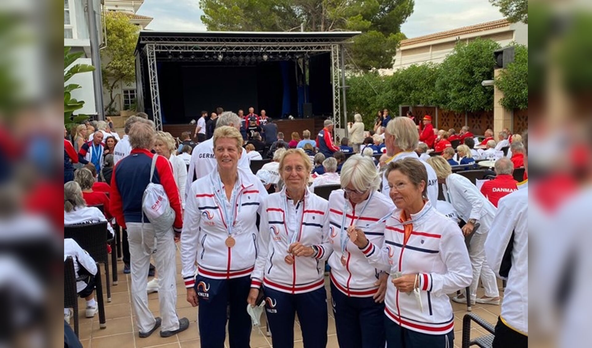 De 4e plaats tijdens de Wereldkampioenschappen tennis Dames 65-plus: v.l.n.r. Sylvia Lievers, Marjo Gruisen (Bennekom!), Thea Rietveld en Karen Peeters.