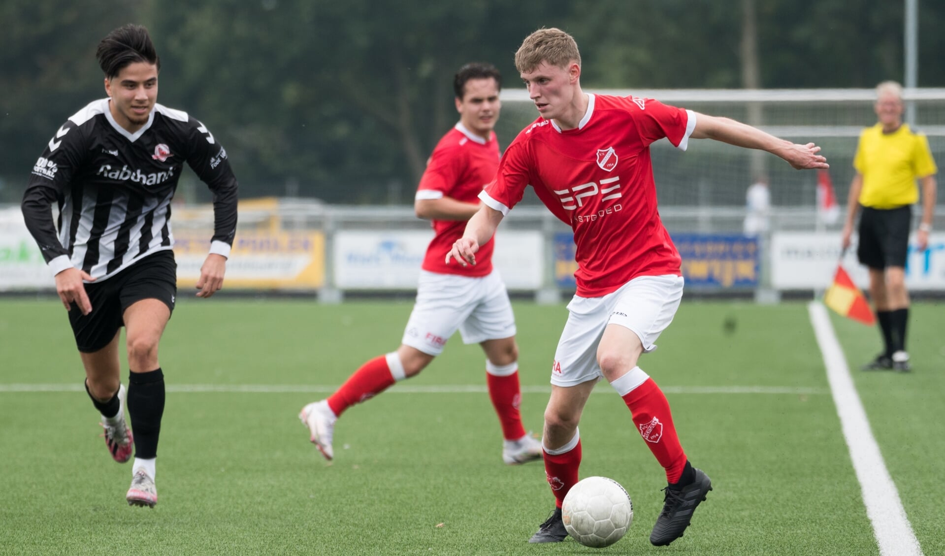 Sander Nieuwhof is een van de jonge spelers van Hierden die versneld volwassen moet worden in de eerste klasse (foto: Jaap Hop).