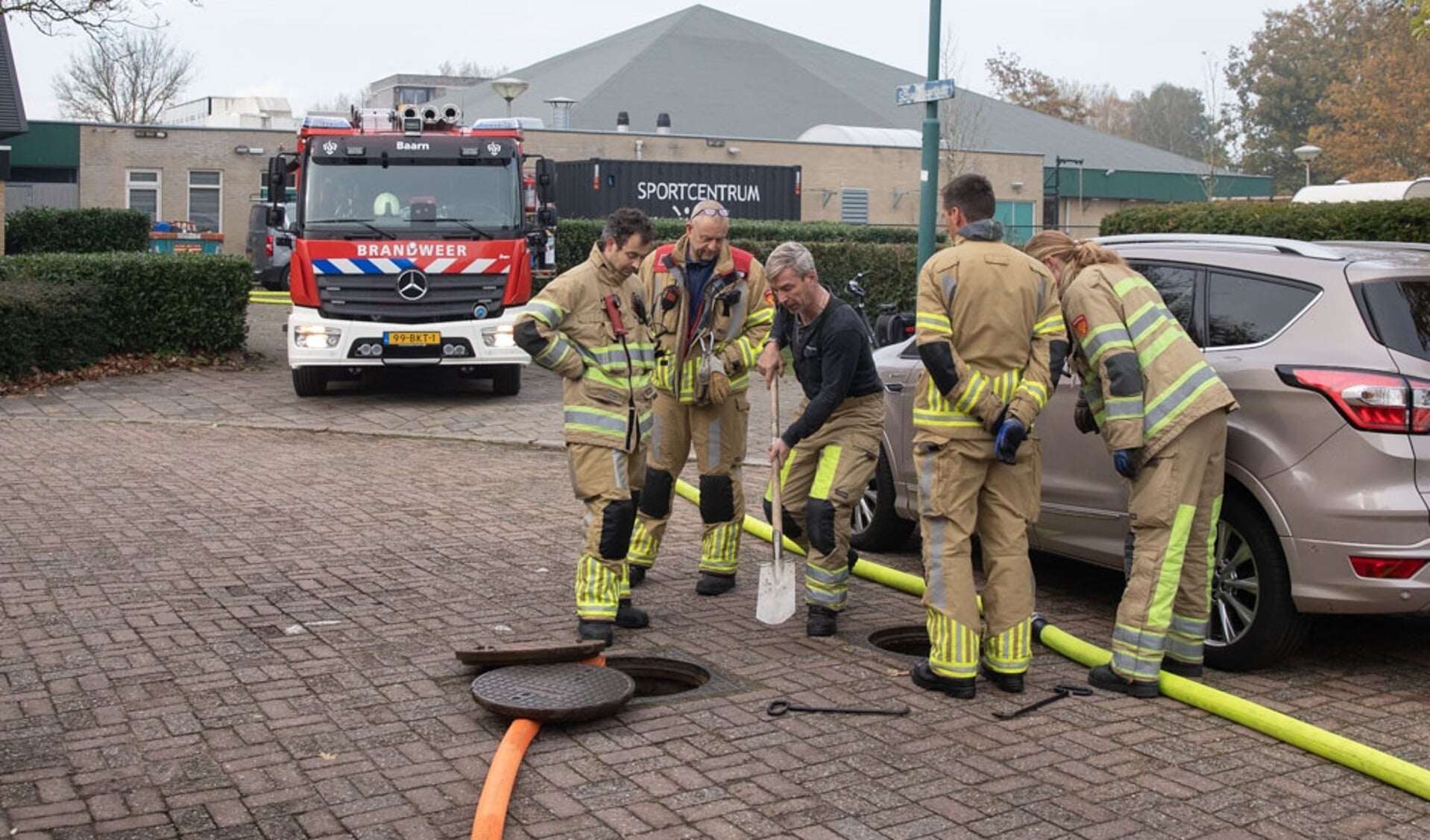 De brandweer heeft het riool schoongespoeld. 