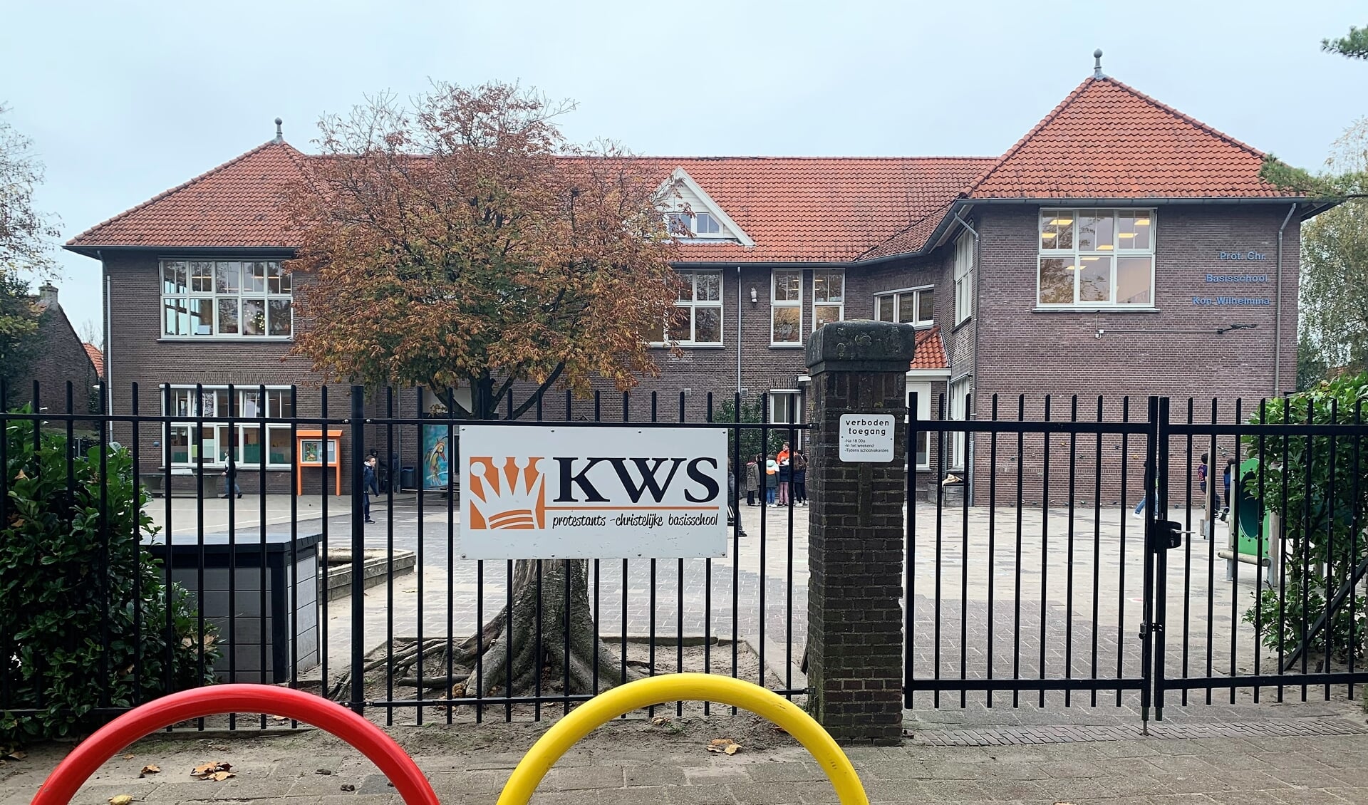 De KWS aan de Dalweg waar het plein op schooldagen tot 18.00 uur toegankelijk is. 