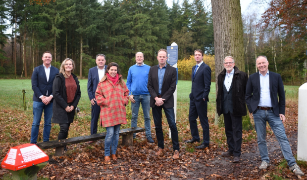 <p>De kandidaten van VVD Leusden v.l.n.r.: Frans Jansen, Ellen van den Bos, John Heijmeskamp, Anna-Christina Schulenburg, Carlos Genders, Niels Wassenaar, Robbert Wagemaker, Klaas Roskam en Patrick Kiel.</p>