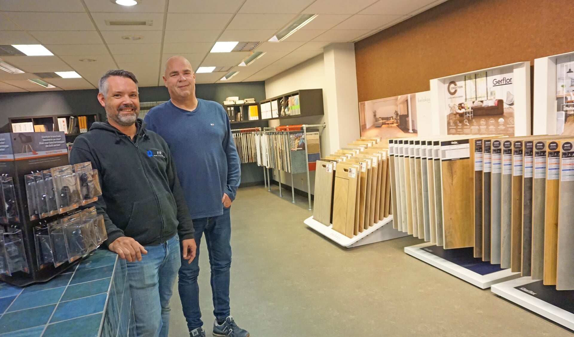 De vakmannen Ronald Quint en Frans Jansen bieden kwaliteit in hun eigen winkel FR Stoffering aan de Herenstraat 15 in Rhenen 