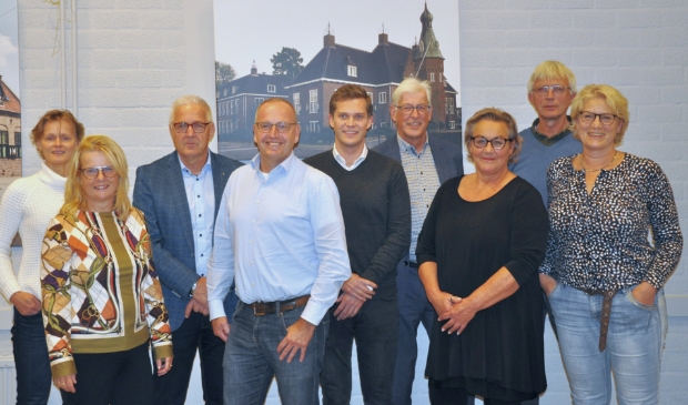 <p>Van links naar rechts: Irene Houtsma, Sylvia den Herder, Peter van Schaik, Pieter de Kruif, Björn de Jong, Jaap Westenberg, Wilma Opstelten, Wim Merkens en Karin Schipper.</p>