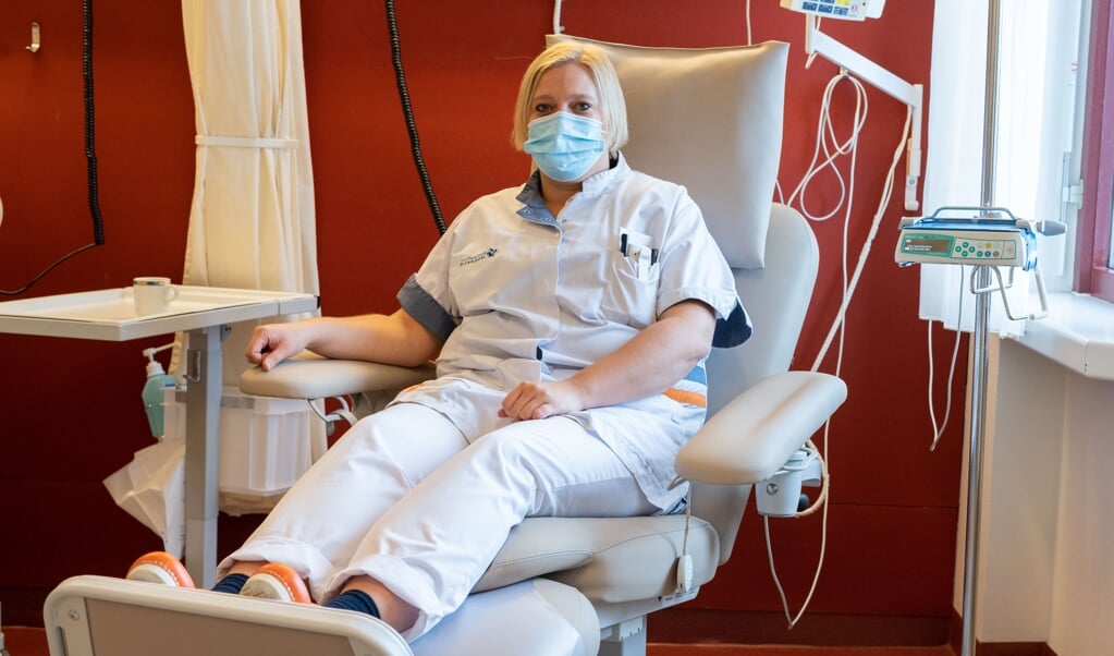 Oncologieverpleegkundige Janneke van den Brink in een van de nieuwe behandelstoelen.