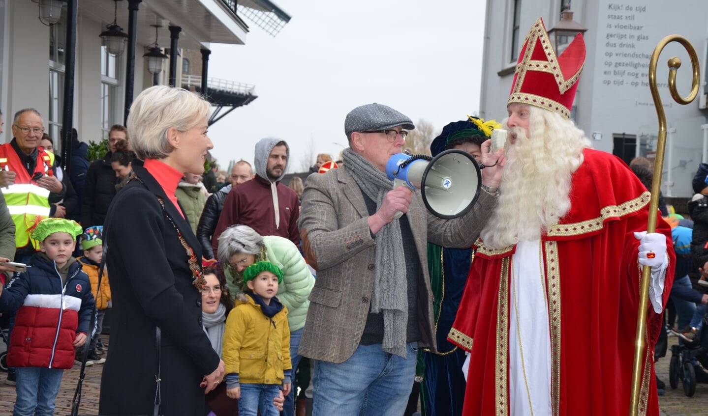 Burgemeester Iris Meerts begroet Sinterklaas