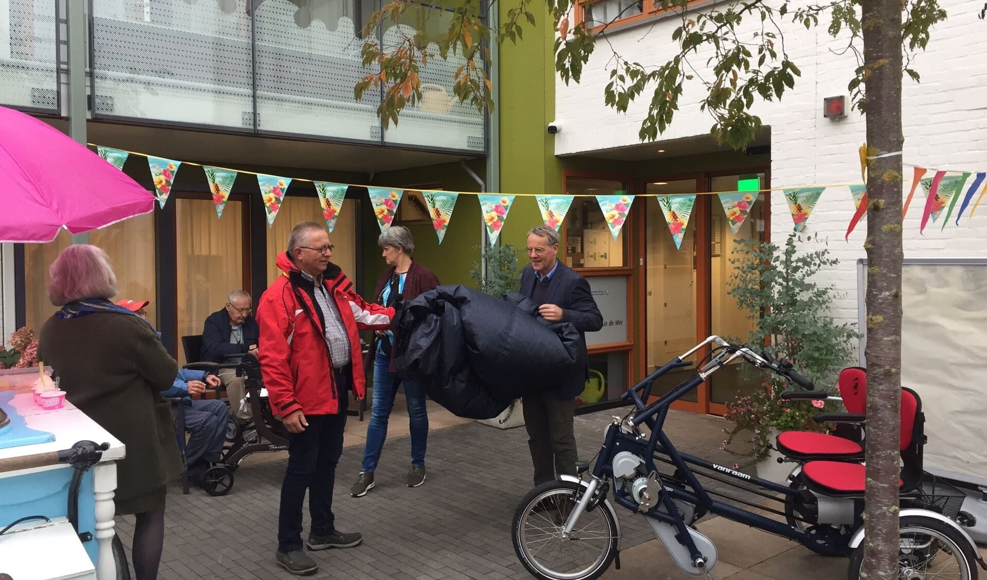 Bestuursleden Schaafsma (rechts) en Reussink overhandigden onlangs een elektrisch aangedreven Duofiets. 