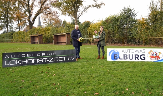 <p>Ruth Lokhorst overhandigt namens Autobedrijf Lokhorst-Zoet & Autowas Elburg de nieuwe reclameborden aan Lammert Vlieger van VSCO'61</p>
