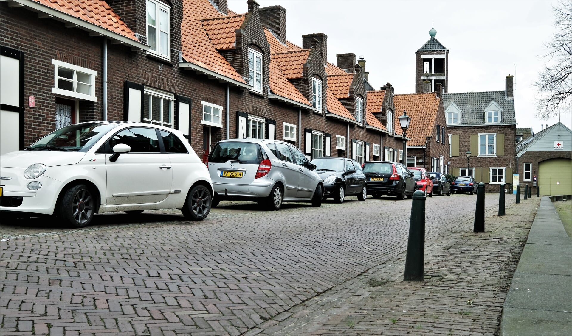 Voor bewoners in de Rhenense benedenstad is parkeren soms een crime. 'Vreemde' auto's staan soms pal voor de deur.