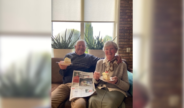Opa en oma aan het genieten van de slagroomtaart