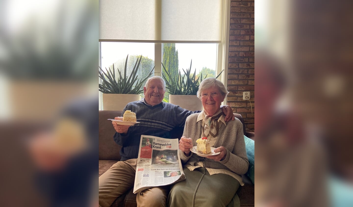 Opa en oma aan het genieten van de slagroomtaart