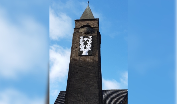 <p>Engelen aan de toren van de gereformeerde kerk.</p>