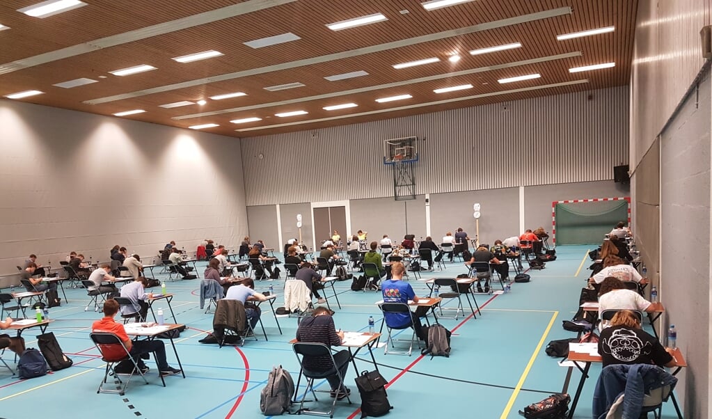 De leerlingen tijdens de Nederlandse Wiskunde Olympiade.  