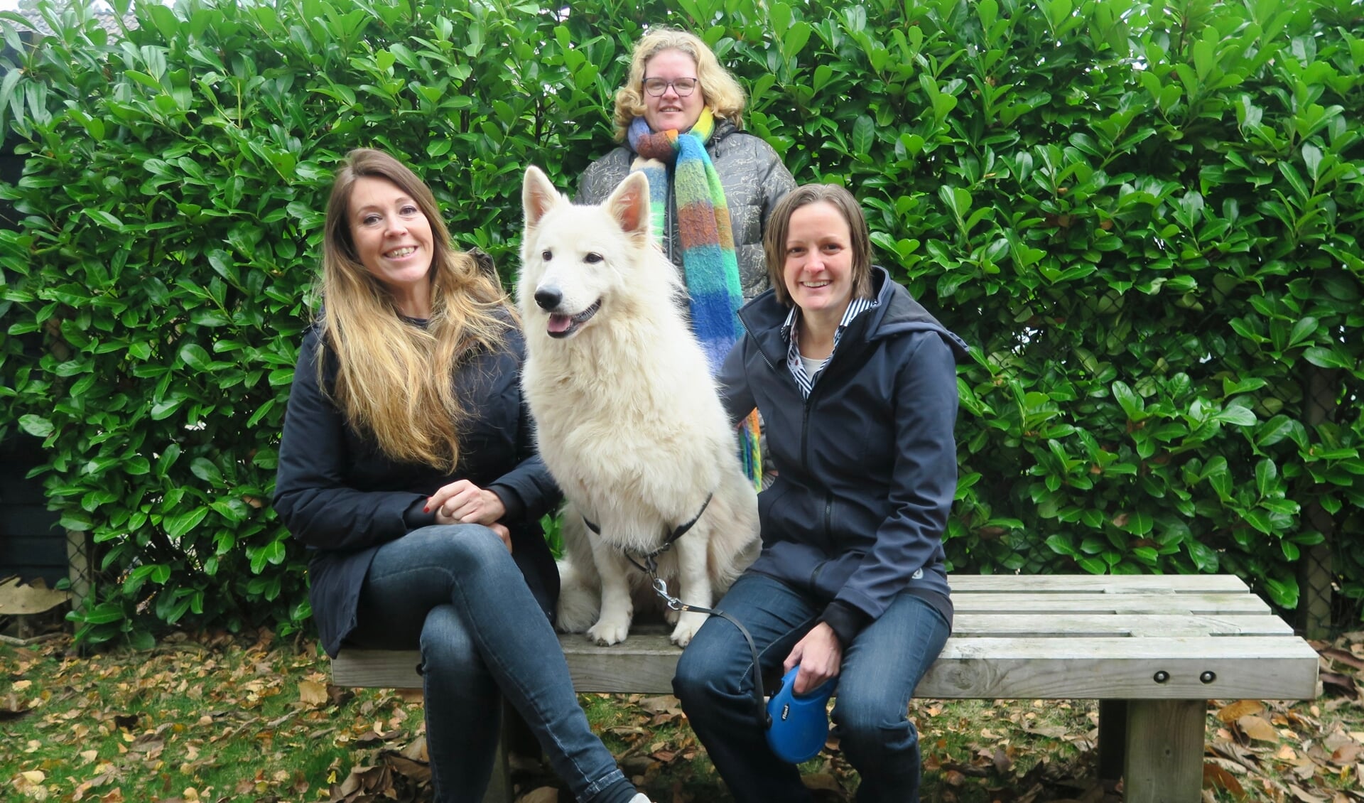 Anne Marie 't Hart (groenlinks), Donja Hoevers (D66), Margriet van de Vooren (CDA) en hond Frieda