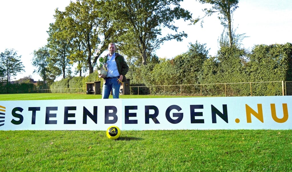 Johan Steenbergen van Steenbergen Bouwregisseurs met zijn nieuwe reclamebord op sportpark De Heughte