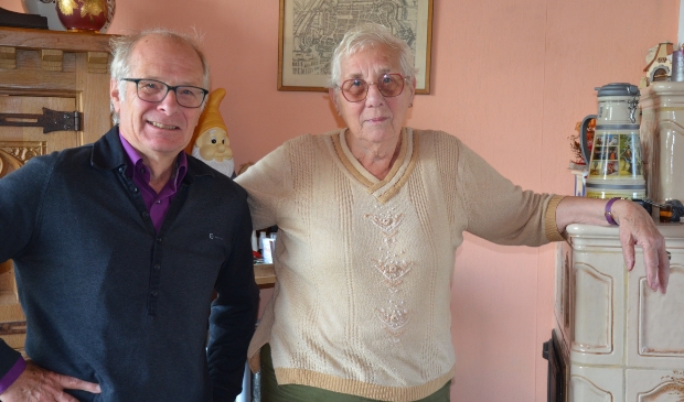 Jos Overdevest (Adviesraad Sociaal Domein) en mantelzorger mevrouw Pasveer.