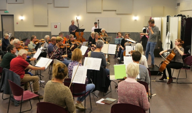 Jobine Siekman repeteert met het Sonante-orkest