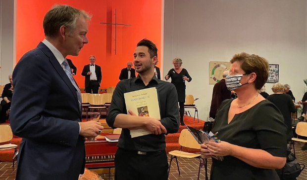 Burgemeester Mark Röell, dirigent Concertkoor Baarn Anthony Scheffer en voorzitter Yvonne van Bommel