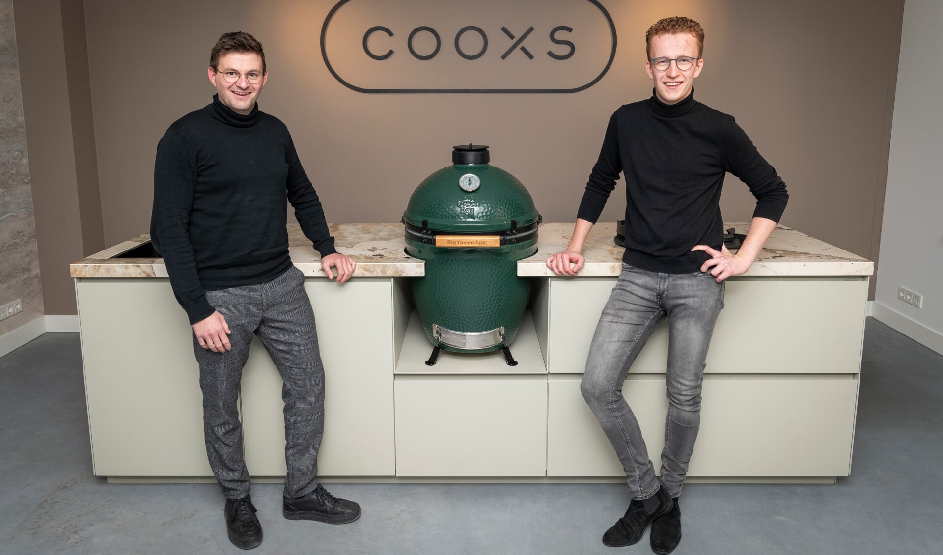 Christiaan Morren uit Garderen (links) en Gerard Jansen uit Barneveld bij een COOXS buitenkeuken in de showroom.