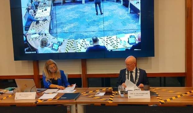 <p>Burgemeester en raadsgriffier tijdens de raadsvergadering</p>
