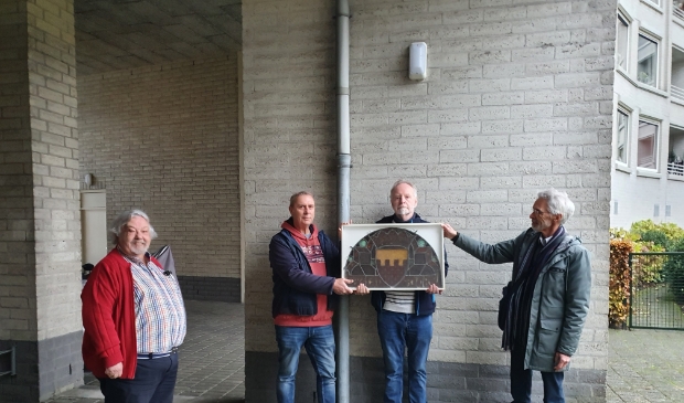 Henk Jan Derksen draag het glas-in-lood raam over aan stichtingsvoorzitter Jaap Holwerda, die het in bruikleen afstaat aan de eigenaar van de seminarieflat, Vesteda.